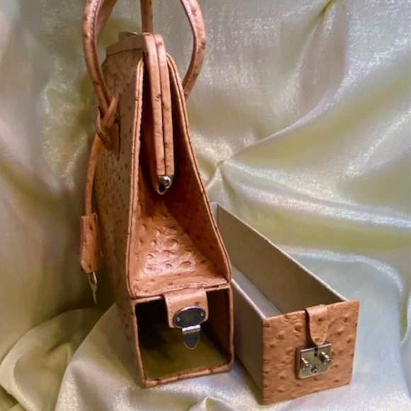 💖Host Pick💖 ONE OF A KIND! Ostrich leather Handbag With a Secret Depart. /H38 - Picture 7 of 12